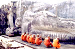 Шри Ланка. Полоннарува, молодые монахи, поклоняющиеся Будде в древнем храме