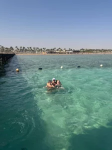 Семья туристов Амиго тур НН купается в Красном море